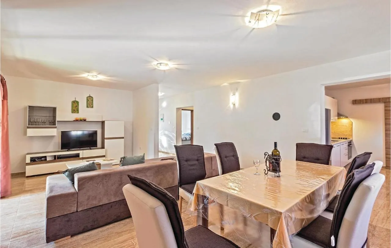 2 Bedroom Amazing Home In Betiga Barbariga Holiday home